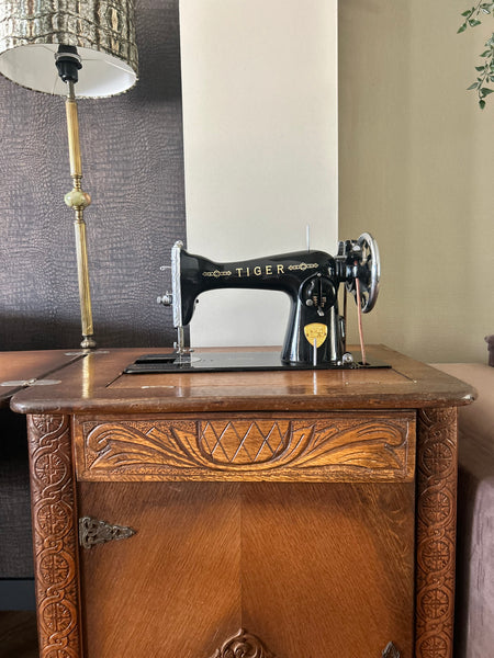 Naaikast incl. functionerende naaimachine vintage