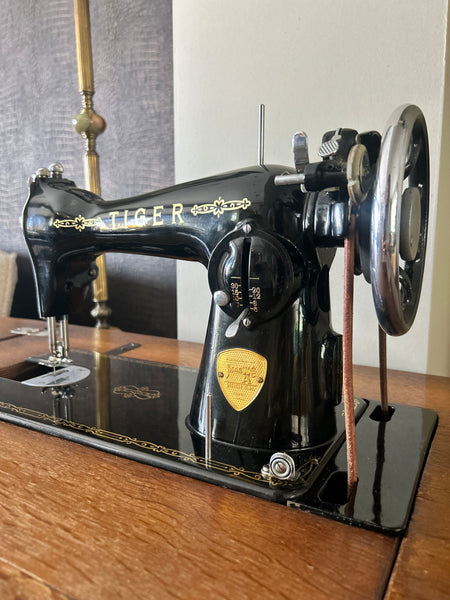 Naaikast incl. functionerende naaimachine vintage
