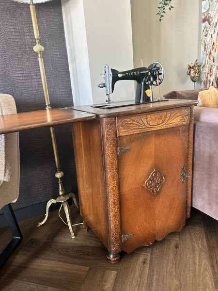 Naaikast incl. functionerende naaimachine vintage