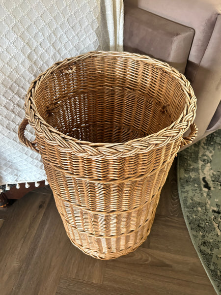 Hoge mand rotan gevlochten vintage