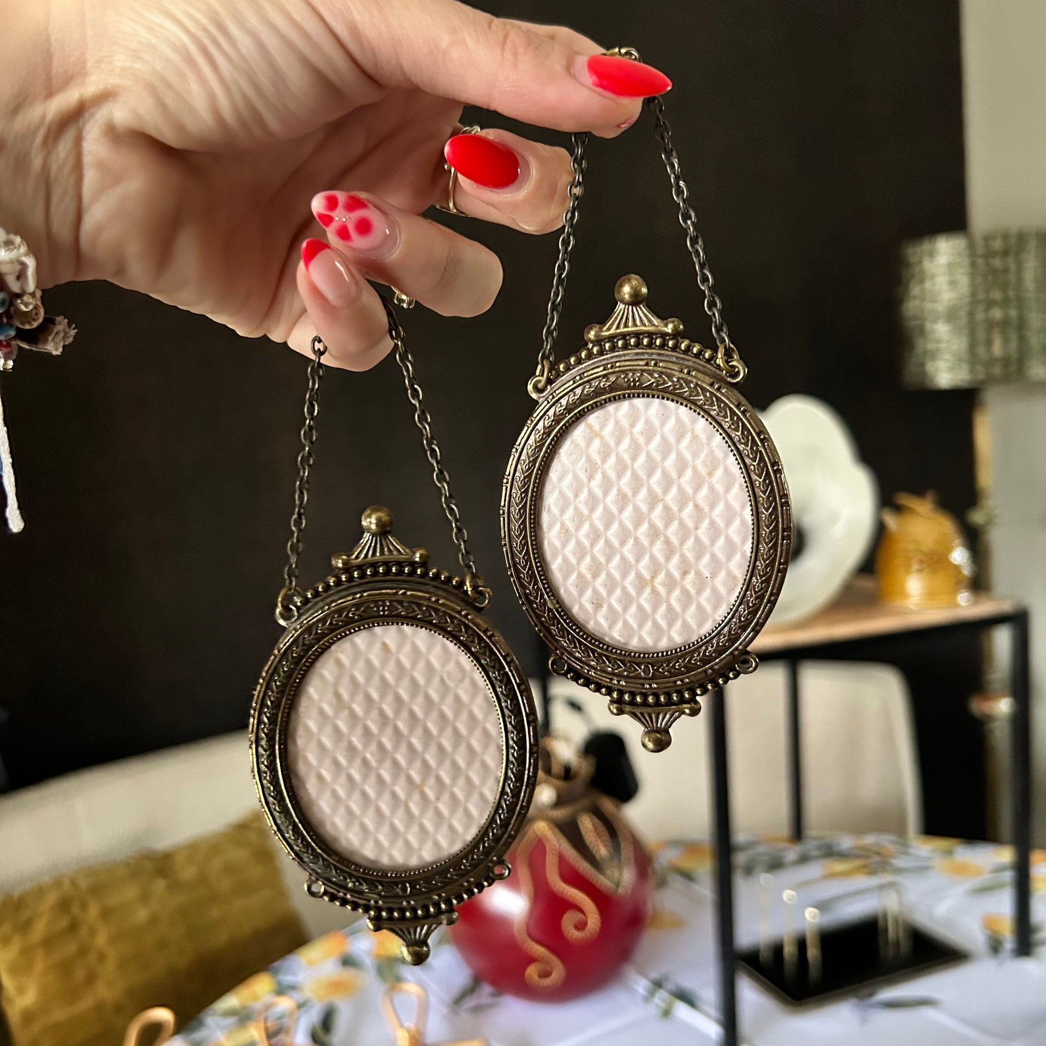 Fotolijstjes ovaal met ketting vintage